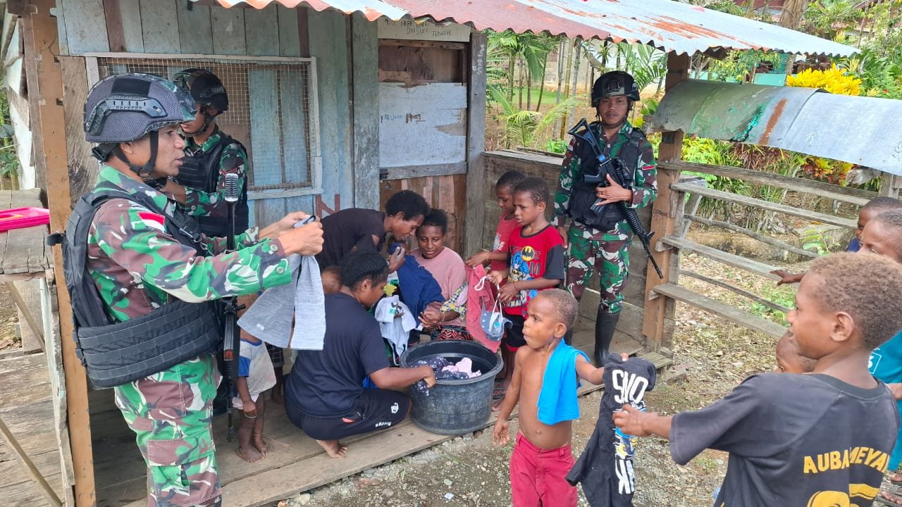 Hadirkan Kebahagiaan Anak Papua, Satgas Yonif 310/KK Bagikan Puluhan Pakaian 1 WhatsApp Image 2024 09 03 at 07.55.40 afa1fb5b