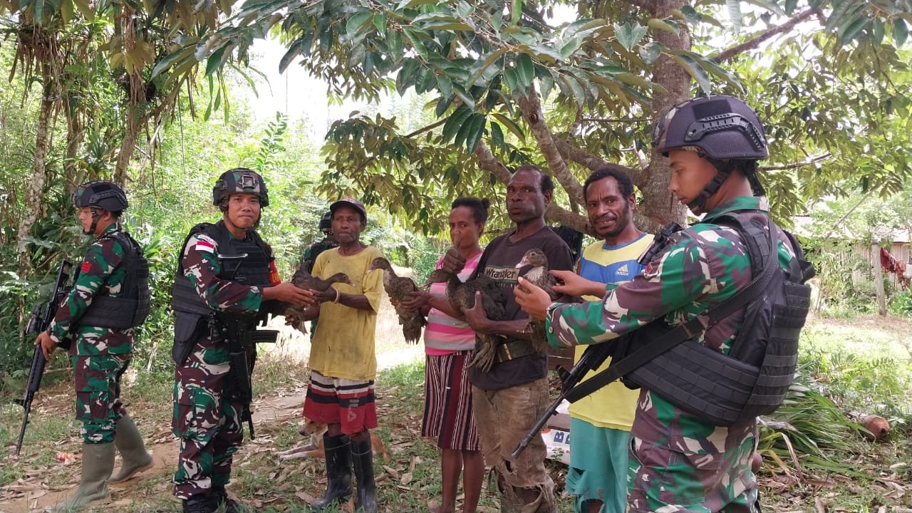 Tumbuhkan Minat Berternak, Anjangsana Satgas Yonif 310/KK Berikan Bibit Entok Untuk Warga 2 WhatsApp Image 2024 09 06 at 10.30.26