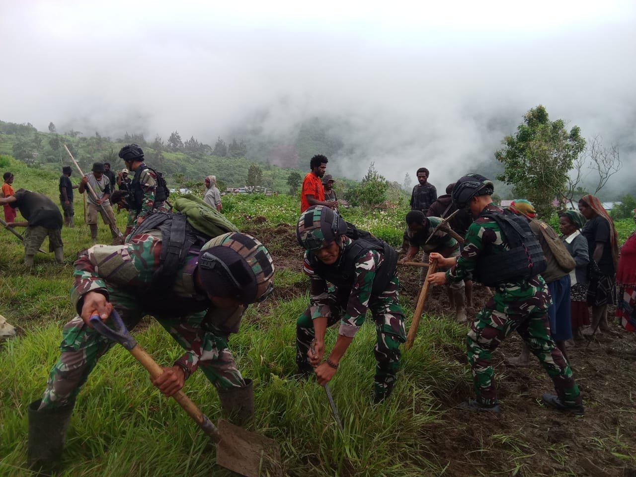 Satgas Yonif 310/KK Gelar Karya Bakti Bersihkan Bandara Perintis Okbibab 7 WhatsApp Image 2024 09 08 at 09.54.51