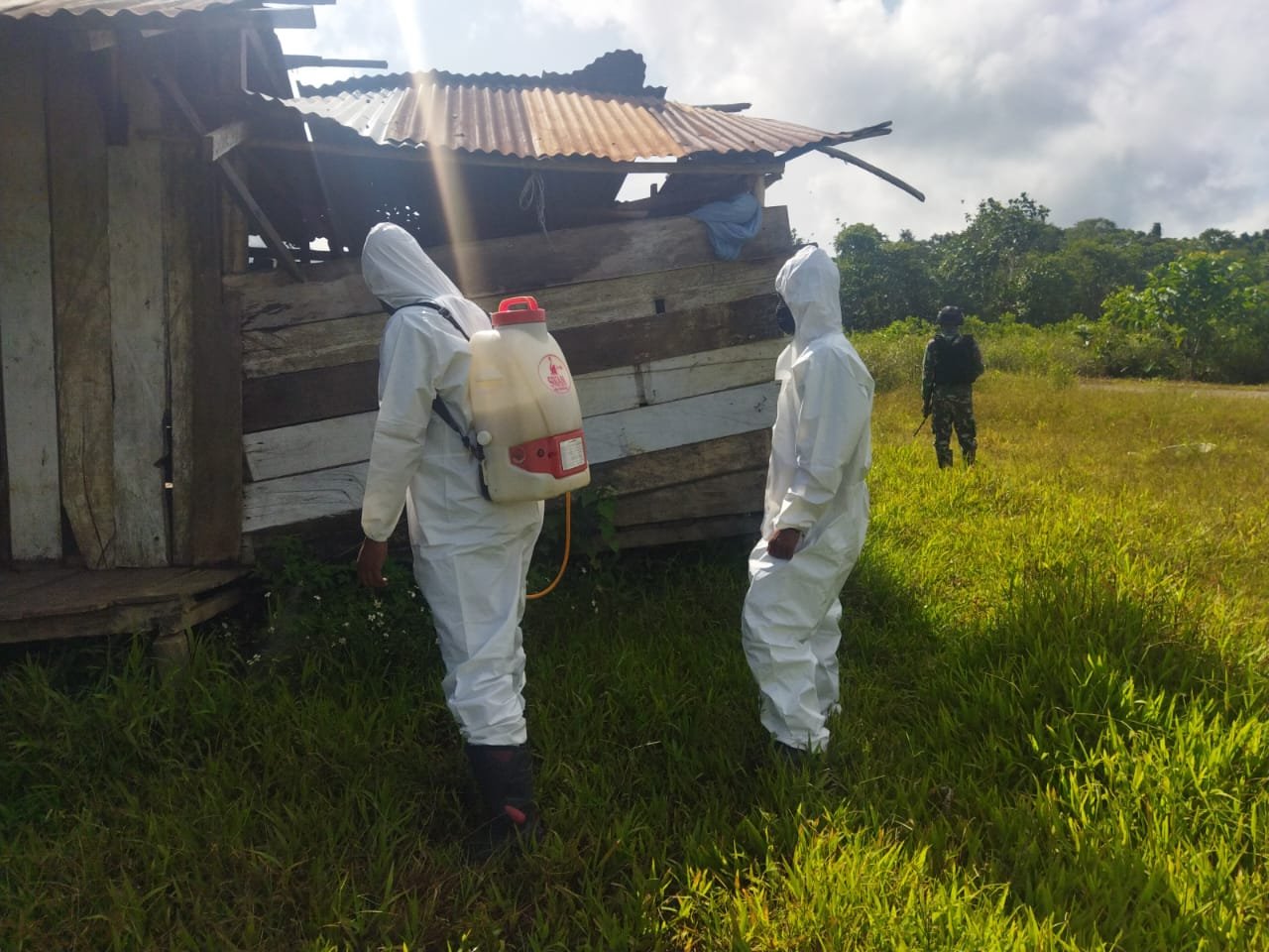 Penyemprotan Residu dan Berikan Pelayanan Kesehatan, Kiat Satgas Yonif 310/KK Cegah Malaria di Papua 3 WhatsApp Image 2024 09 12 at 06.35.30