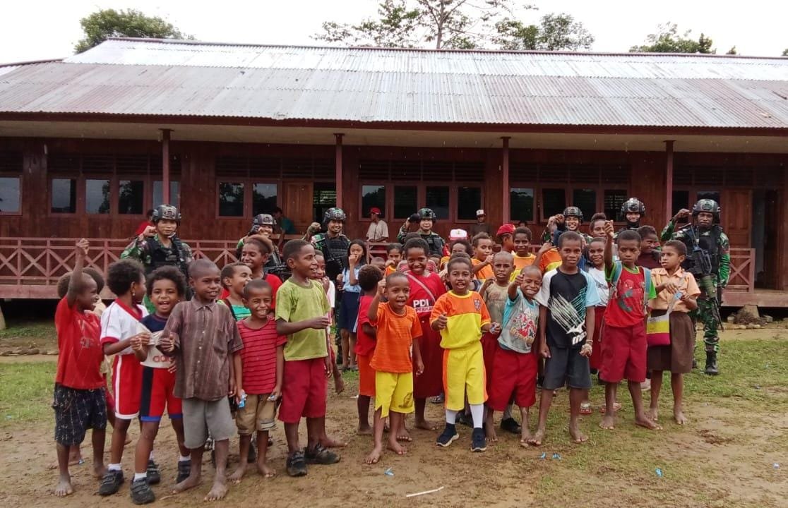 Bagikan Permen dan Makanan, Kedekatan Satgas Yonif 310/KK Dengan Anak-Anak Papua 9 WhatsApp Image 2024 09 13 at 08.53.09
