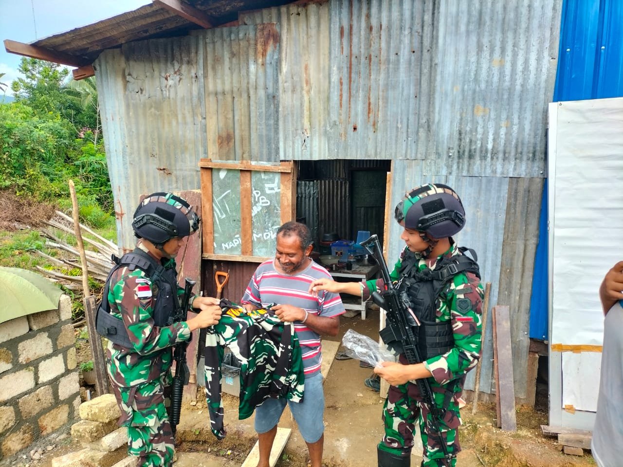 Satgas Yonif 310/KK Bagikan Kaos Bertuliskan "Kidang Kancana" Sebagai Kenang-Kenangan 6 WhatsApp Image 2024 09 15 at 08.30.35