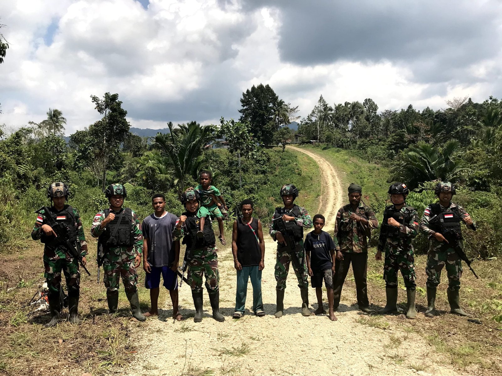 Satgas Yonif 310/KK Peduli Kampung, Ajak Warga Bersihkan Jalan 2 WhatsApp Image 2024 09 17 at 08.27.32 scaled