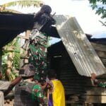 Buktikan Kepeduliannya Pada Masyarakat Perbatasan, Satgas Yonif 310/KK Perbaiki Rumah Warga 2 WhatsApp Image 2024 09 22 at 08.39.45