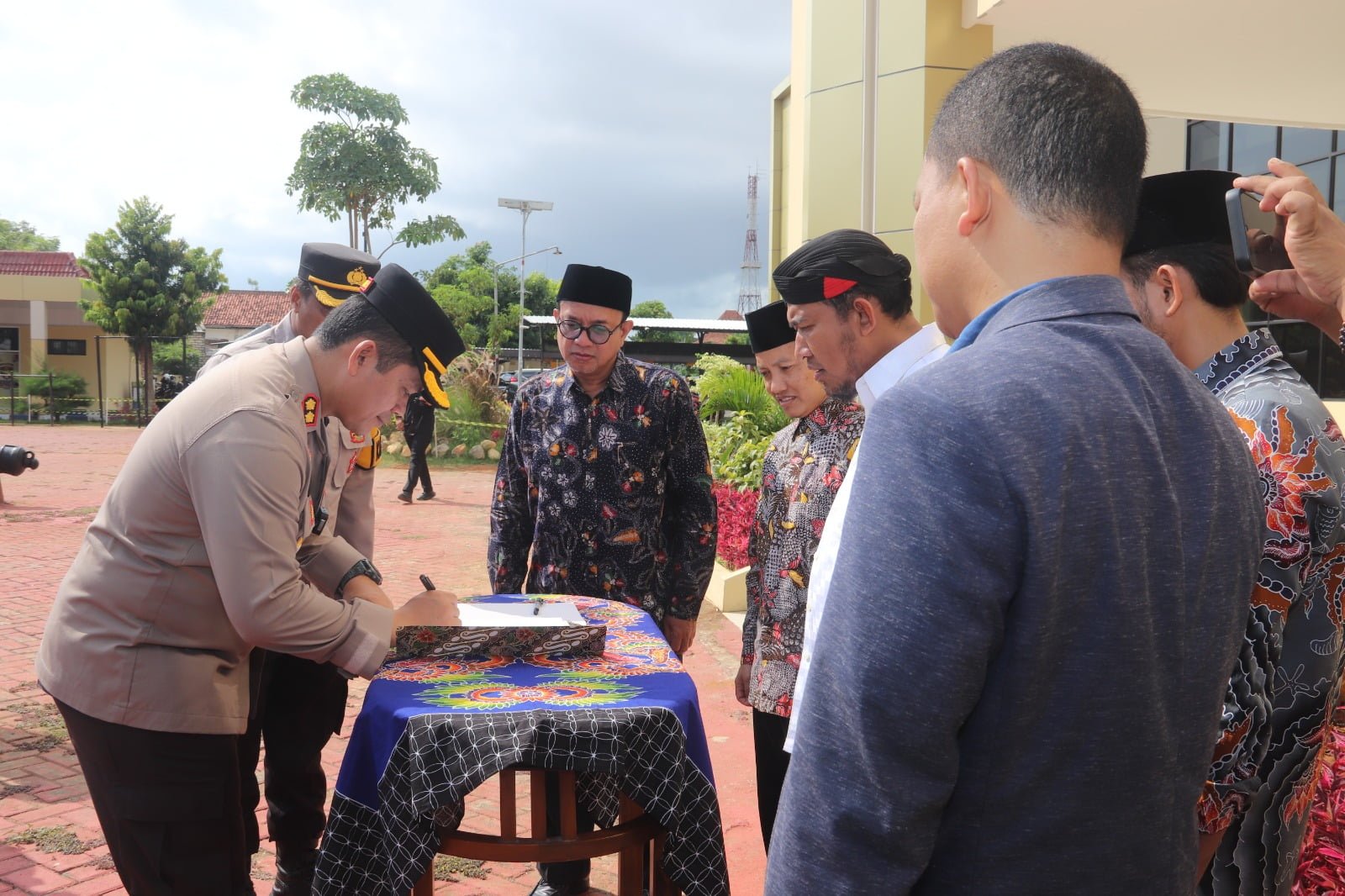 Serah Terima Walpri kepada Paslon, Ini Pesan Kapolres Sumenep 2 WhatsApp Image 2024 09 24 at 17.24.28