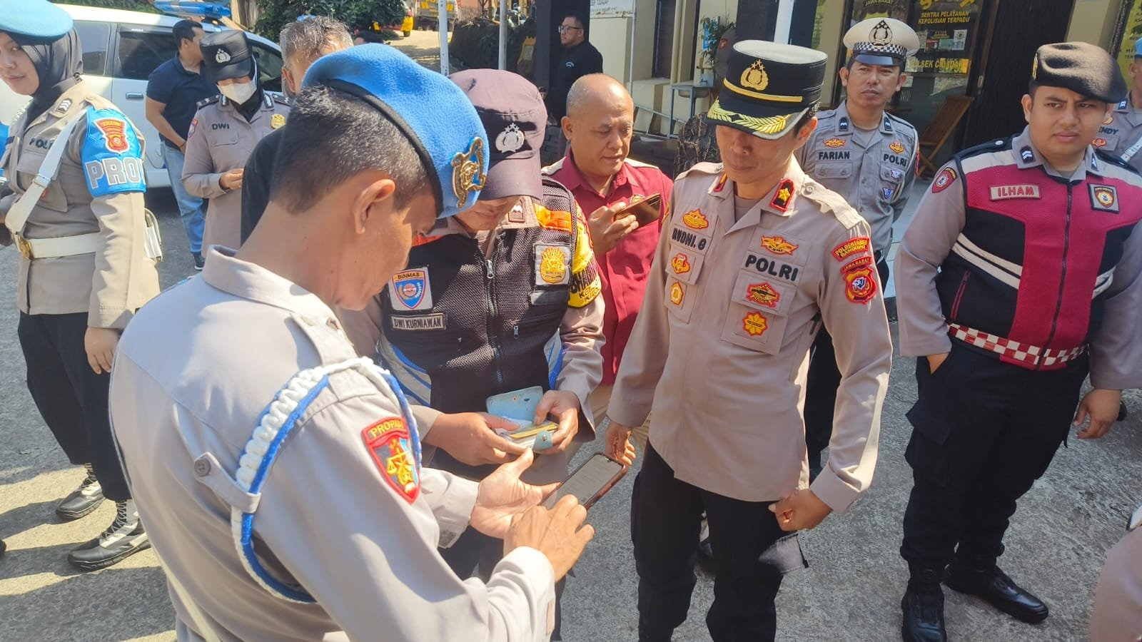 Operasi Gaktiplin oleh Si Propam Polrestabes Bandung di Polsek Cidadap: Tingkatkan Disiplin Anggota 1 WhatsApp Image 2024 10 30 at 09.56.11