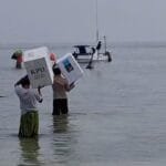 Aksi Heroik Personel Polres Sumenep Kawal Pendistribusian Logistik Pilkada ke Wilayah Kepulauan 3 WhatsApp Image 2024 11 27 at 11.17.50