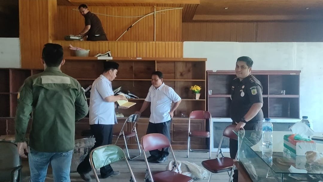 Kejaksaan Negeri Seluma Geledah Gudang Aset Pemkab dan BKD Terkait Kasus Pembebasan Lahan 1 b0966a1a8a1f2ff38ab0ec3953f65d4b