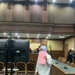 Eks Panitera PN Jakarta Timur Terjerat Kasus Suap, Meminta Tahanan Kota, Hakim: "Ini Extraordinary Crime" 3 eks panitera pengadilan negeri jakarta timur pn jaktim rina pertiwi didakwa menerima suap sebesar rp 1 miliar terkait pengurus 1 169