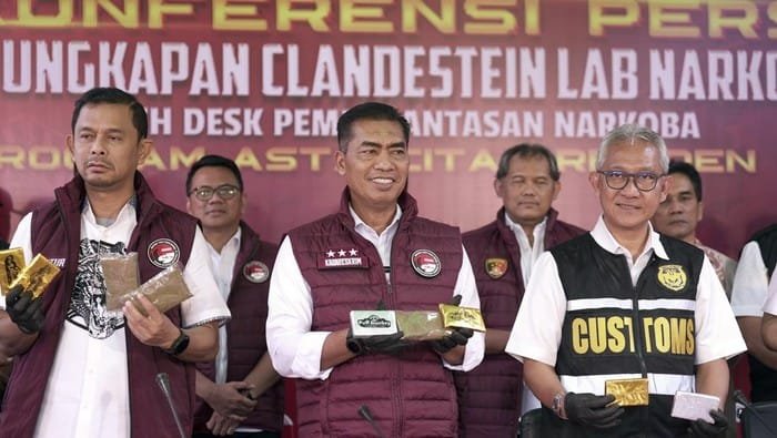 kabareskrim polri komjen pol drs wahyu widada menggelar rilis pengungkapan laboratorium narkoba di uluwatu bali 1 169
