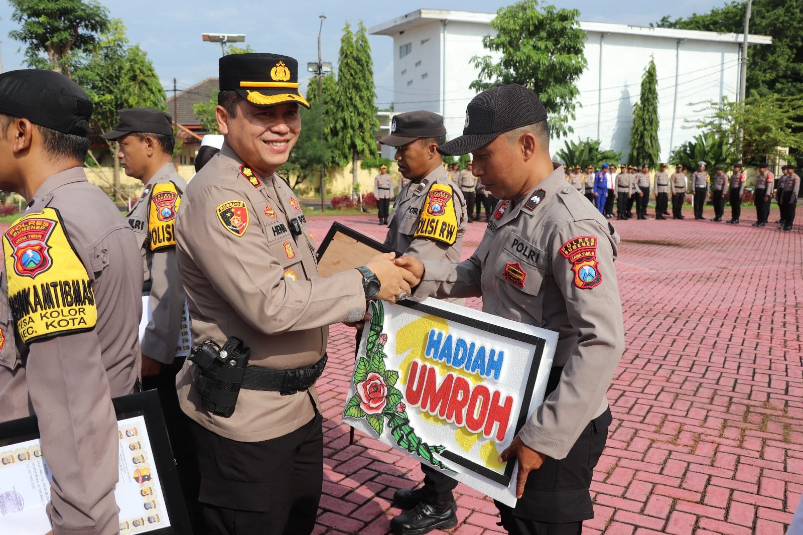 Kapolres Sumenep Berikan Penghargaan dan Umroh Kepada Anggota Berprestasi 1 WhatsApp Image 2024 12 17 at 17.59.00