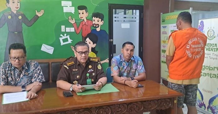 Buronan Kasus Korupsi Kejati Kalbar Ditangkap di Demak Setelah Melawan Petugas 1 buronan kasus korupsi kejati kalbar saat dihadirkan di jumpa pers di kantor kejati jateng jumat 6122024 169