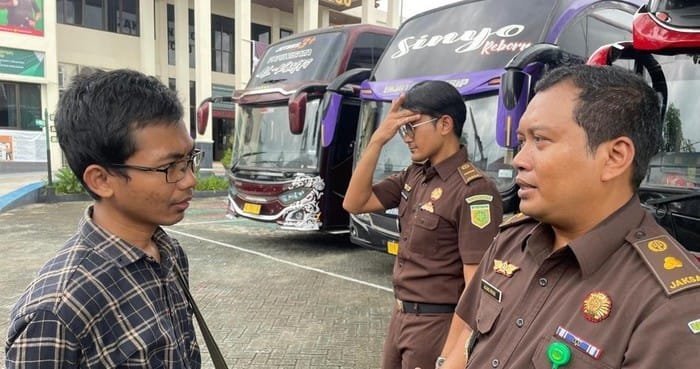 kasi intel kejari ponorogo agung riyadi paling kanan 169