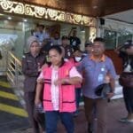 Kejati Papua Barat Tahan 2 Tersangka Baru Kasus Korupsi Proyek Jalan Rp 8,5 Miliar, Keuangan Negara Terancam Rugikan 2 tersangka korupsi proyek jalan di bintuni dibawa menuju ke mobil tahanan 169
