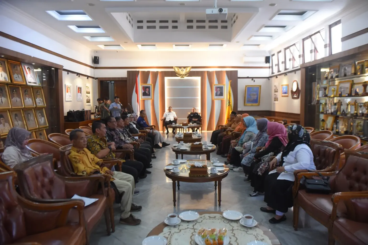 Sepuluh PNS Pemkot Sukabumi Resmi Purna Tugas: Penghargaan atas Pengabdian dan Harapan bagi Masa Depan Kota Sukabumi 1 1000290012 1536x1023 1