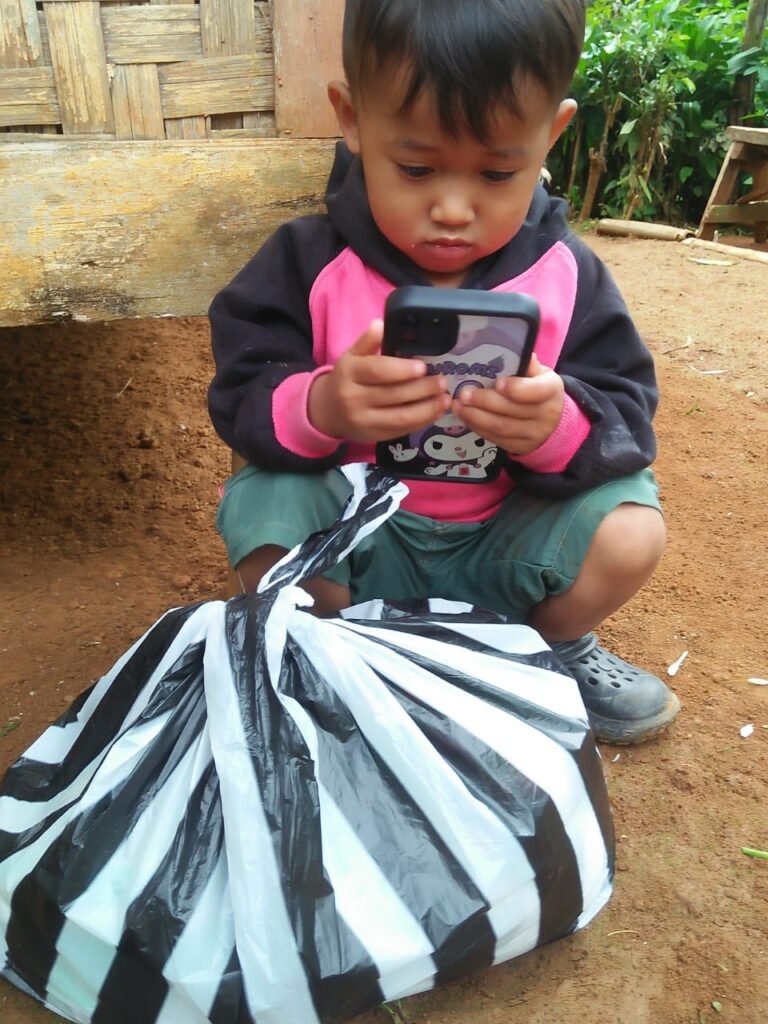 Desa Neglasari Salurkan 150 Paket Sembako kepada Warga Jompo dan Yatim Piatu 3 WhatsApp Image 2025 01 23 at 11.25.46