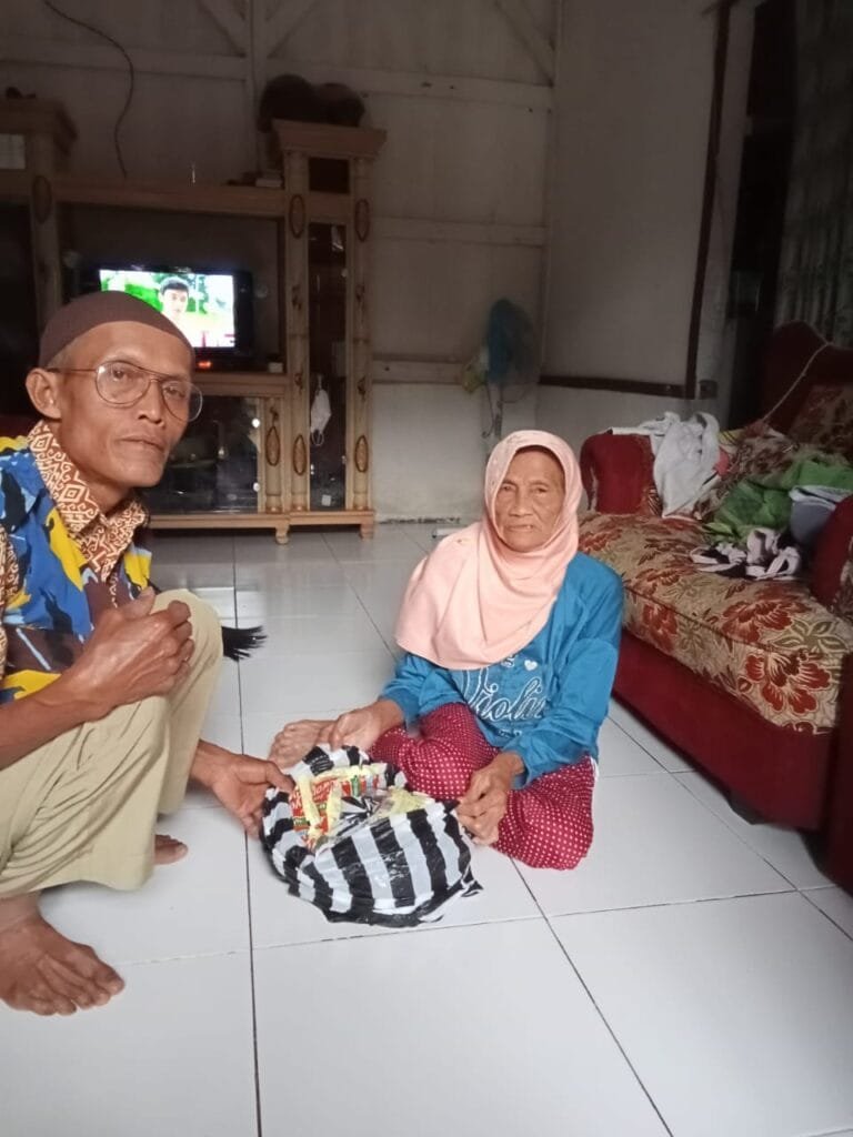 Desa Neglasari Salurkan 150 Paket Sembako kepada Warga Jompo dan Yatim Piatu 2 WhatsApp Image 2025 01 23 at 11.25.48 1