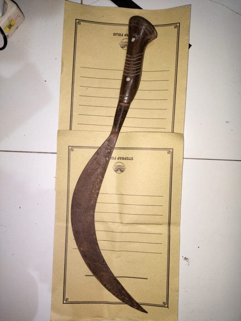 Polsek Sapeken Amankan Pelaku Penganiayaan Yang Mengakibatkan Korban Meninggal 2 WhatsApp Image 2025 01 25 at 04.48.41