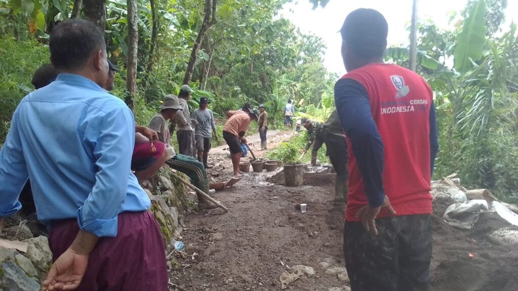 Gotong Royong Warga Mekarjaya: Perbaikan Jalan Kabupaten Demi Akses Lebih Baik 2 WhatsApp Image 2025 01 29 at 07.21.43