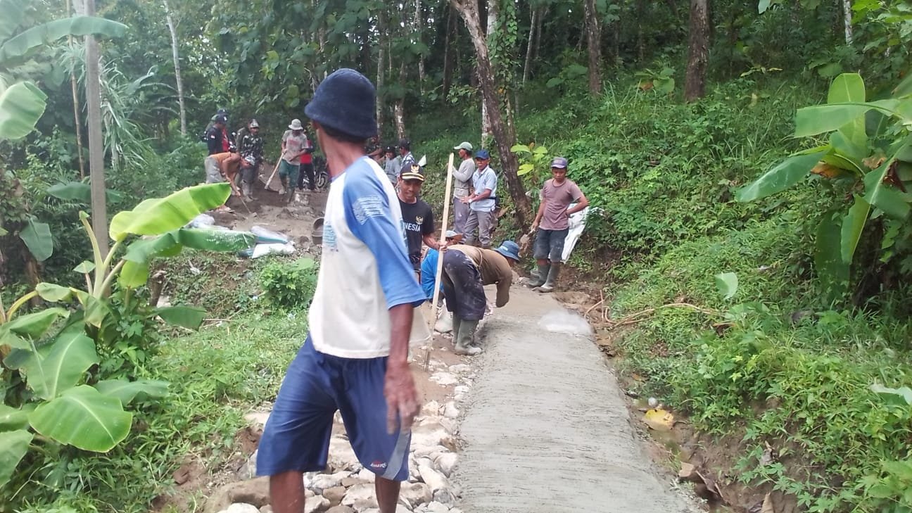 Gotong Royong Warga Mekarjaya: Perbaikan Jalan Kabupaten Demi Akses Lebih Baik 1 WhatsApp Image 2025 01 29 at 07.21.44