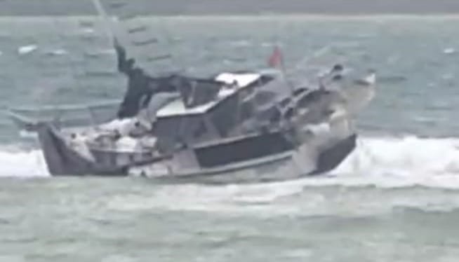 Terjadi Laka Laut Kapal YACHT Australia Mengalami mesin Mati dan Terdampar di Perairan Pulau Giliyang Kabupaten Sumenep 1 WhatsApp Image 2025 01 30 at 11.25.54