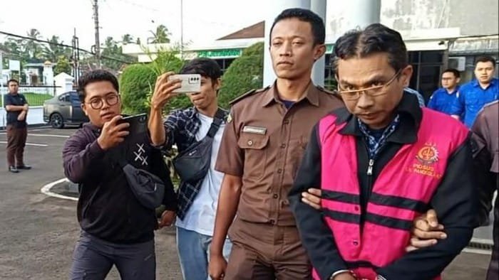 Eks Ketua Koperasi Pandeglang Ditahan Sebagai Tersangka Kasus Korupsi Pinjaman Fiktif yang Merugikan Negara Rp 1,6 Miliar 6 es tersangka kasus kredit modal kerja umum kmku pada kpri pedoman pandeglang arisdetikcom 169