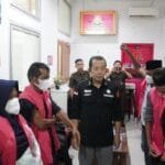 Kejati Sumbar Kembali Tahan 4 Tersangka Kasus Korupsi Ganti Rugi Lahan Tol Padang-Pekanbaru 3 para tersangka saat hendak dibawa ke rutan dok kejati sumbar 169