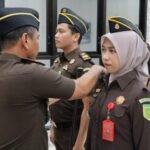 Kajari Satria Abdi Pimpin Upacara Kenaikan Pangkat 3 Jaksa dan 4 Pegawai di Kejaksaan Negeri Bantaeng 4 IMG 20250218 WA00412 800x495 1