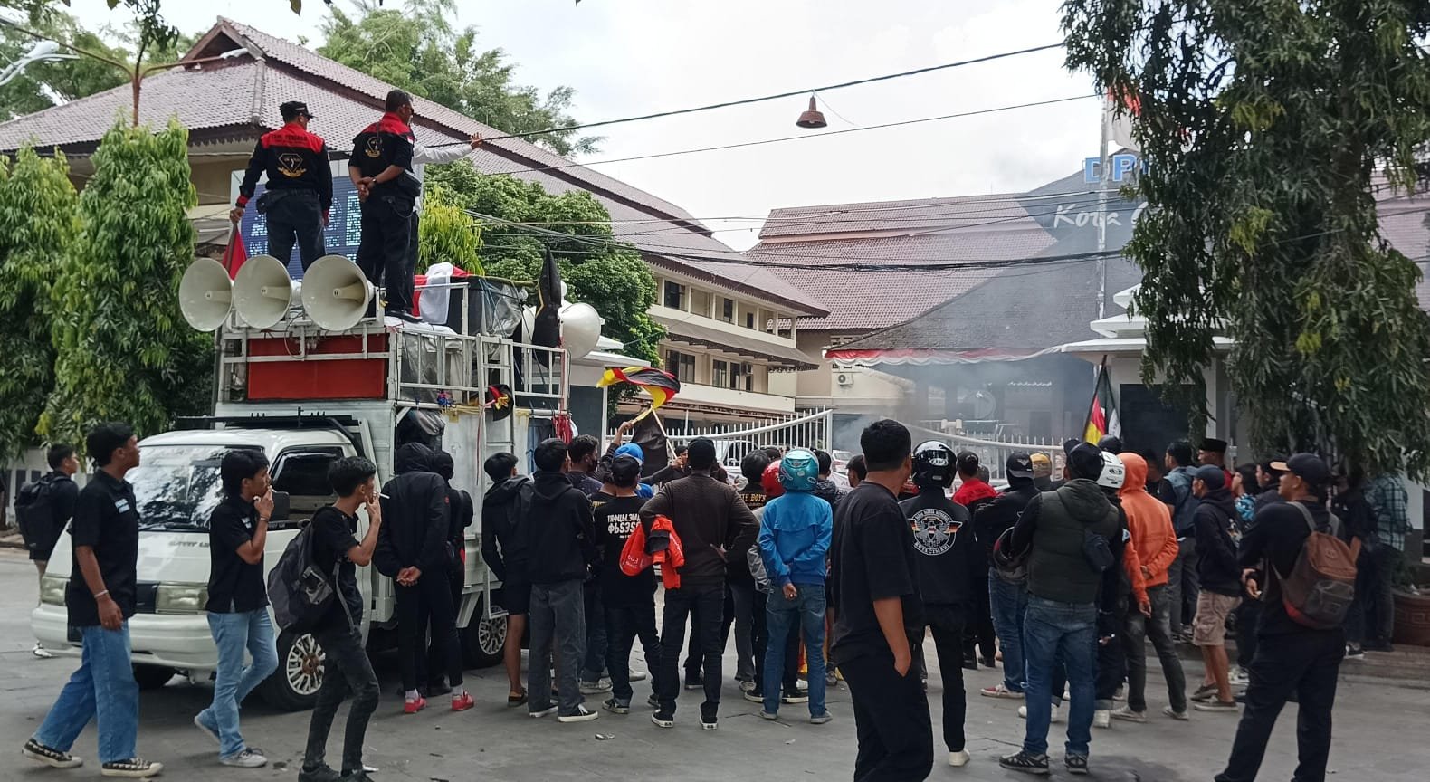 Ratusan Massa Gelar Aksi Demo, Tuntut Klarifikasi dan Permintaan Maaf dari Anggota DPRD. 1 WhatsApp Image 2025 02 13 at 07.05.37