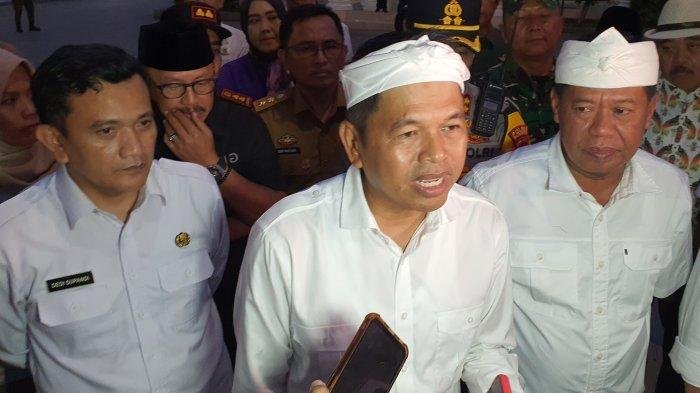 GUBERNUR JAWA BARAT DEDI MULYADI LANTIK 25 PEJABAT TINGGI DI LAHAN TERBUKA 1 Dedi Mulyadi senin malam