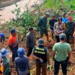 Danramil 2209/Lengkong Pimpin Operasi Pencarian Korban Hilang di Kampung Cincau 3 IMG 20250308 WA0079