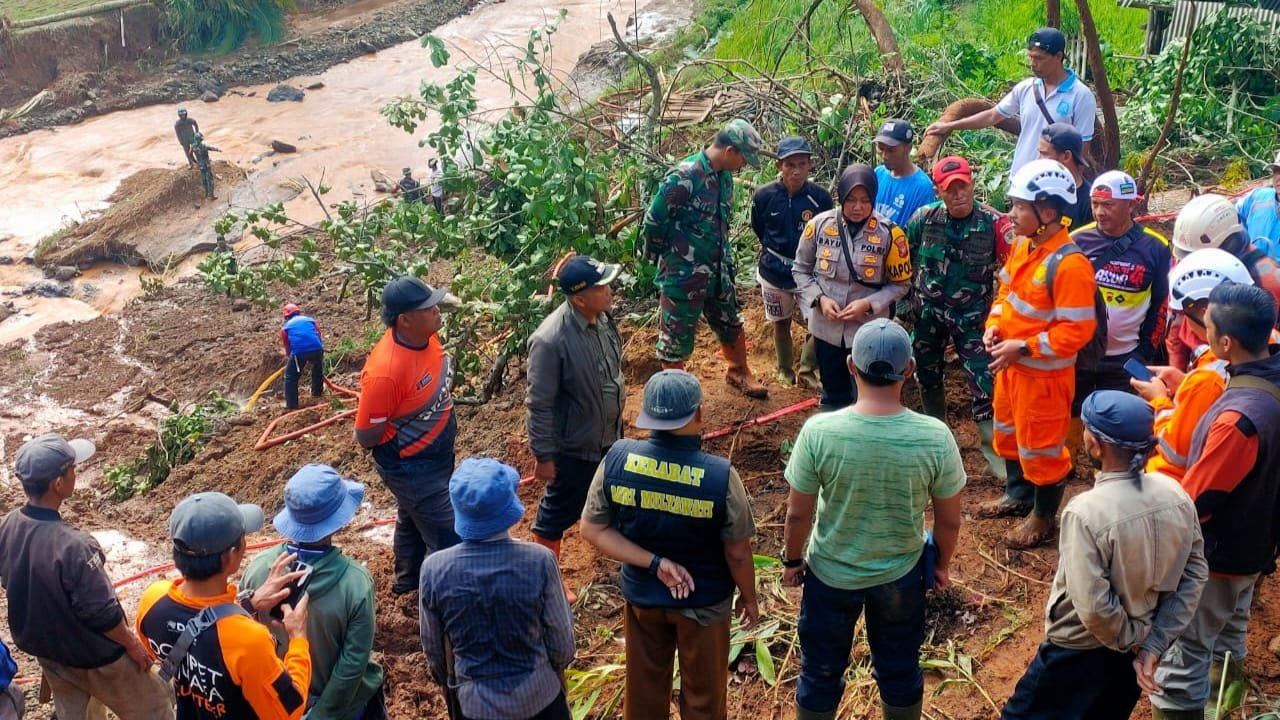 Danramil 2209/Lengkong Pimpin Operasi Pencarian Korban Hilang di Kampung Cincau 2 IMG 20250308 WA0079