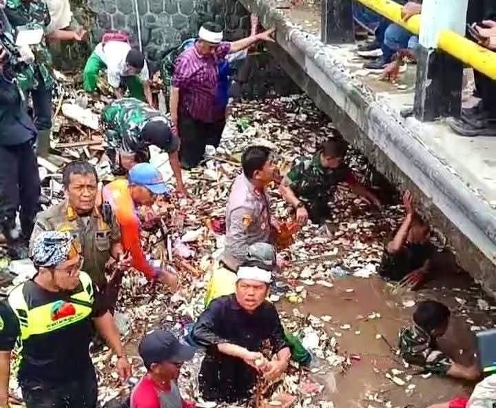 Gubernur Jabar Dedi Mulyadi dan Bupati Sukabumi Bersama Warga Bersihkan Sungai Cipalabuhan Pasca Banjir Bandang 1 IMG 20250308 WA0243 1 e1741436777854