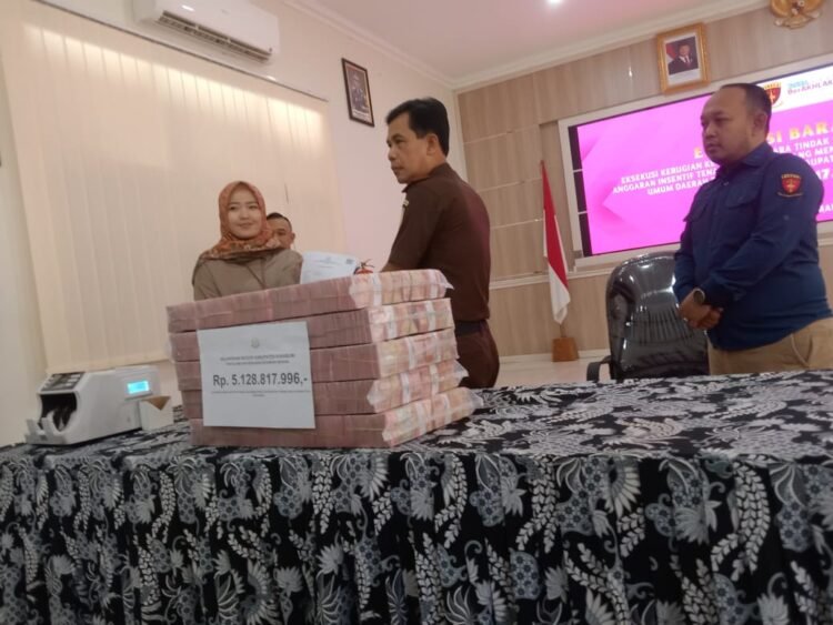 Kejaksaan Negeri Kabupaten Sukabumi Terima Pengembalian Kerugian Negara Sebesar Rp5,1 Miliar dari Kasus Korupsi Anggaran Covid-19 RSUD Palabuhanratu 1 IMG 20250313 WA0031 750x563 1