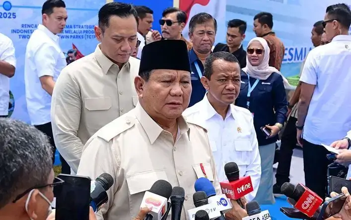 Presiden Prabowo Optimistis: Fondasi Ekonomi Nasional Tetap Kokoh di Tengah Gejolak Global 6 Presiden Prabowo Subianto didampingi Menteri ESDM Bahlil Lahadalia