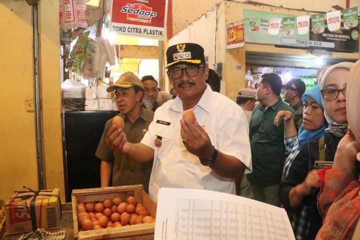 Bupati Sukabumi Monitoring Stok dan Harga Kebutuhan Pokok di Pasar Cisaat Menjelang Ramadhan dan Idul Fitri 8 download 23