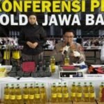 Polda Jabar Bongkar Peredaran Minyak Goreng MinyaKita Tak Sesuai SNI, Pelaku Terancam Hukuman Berat 3 polisi konferensi pers