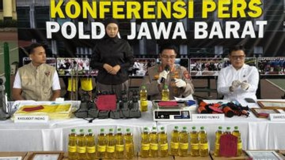 Polda Jabar Bongkar Peredaran Minyak Goreng MinyaKita Tak Sesuai SNI, Pelaku Terancam Hukuman Berat 7 polisi konferensi pers