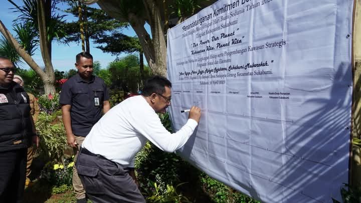 Hari Bumi di Sukabumi: Bupati Asep Japar Tanam Pohon dan Tegaskan Dukungan Total untuk Petani 1 FB IMG 1745299979273