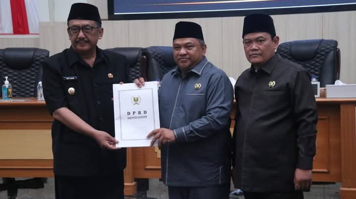 Paripurna DPRD Kabupaten Sukabumi: Bupati Asep Japar Sampaikan LKPJ 2024, Tegaskan Komitmen Transparansi dan Perbaikan Pembangunan 7 FB IMG 1745997421472