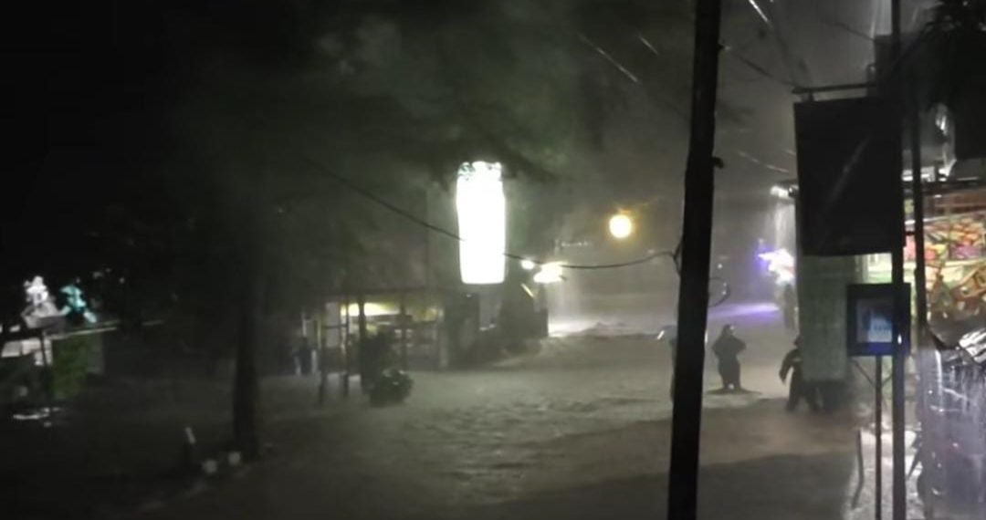 Luapan Sungai Lumpuhkan Jalan Cangehgar, Warga Jadi Relawan Dadakan 4 IMG 20250419 WA0064 1080x570 1