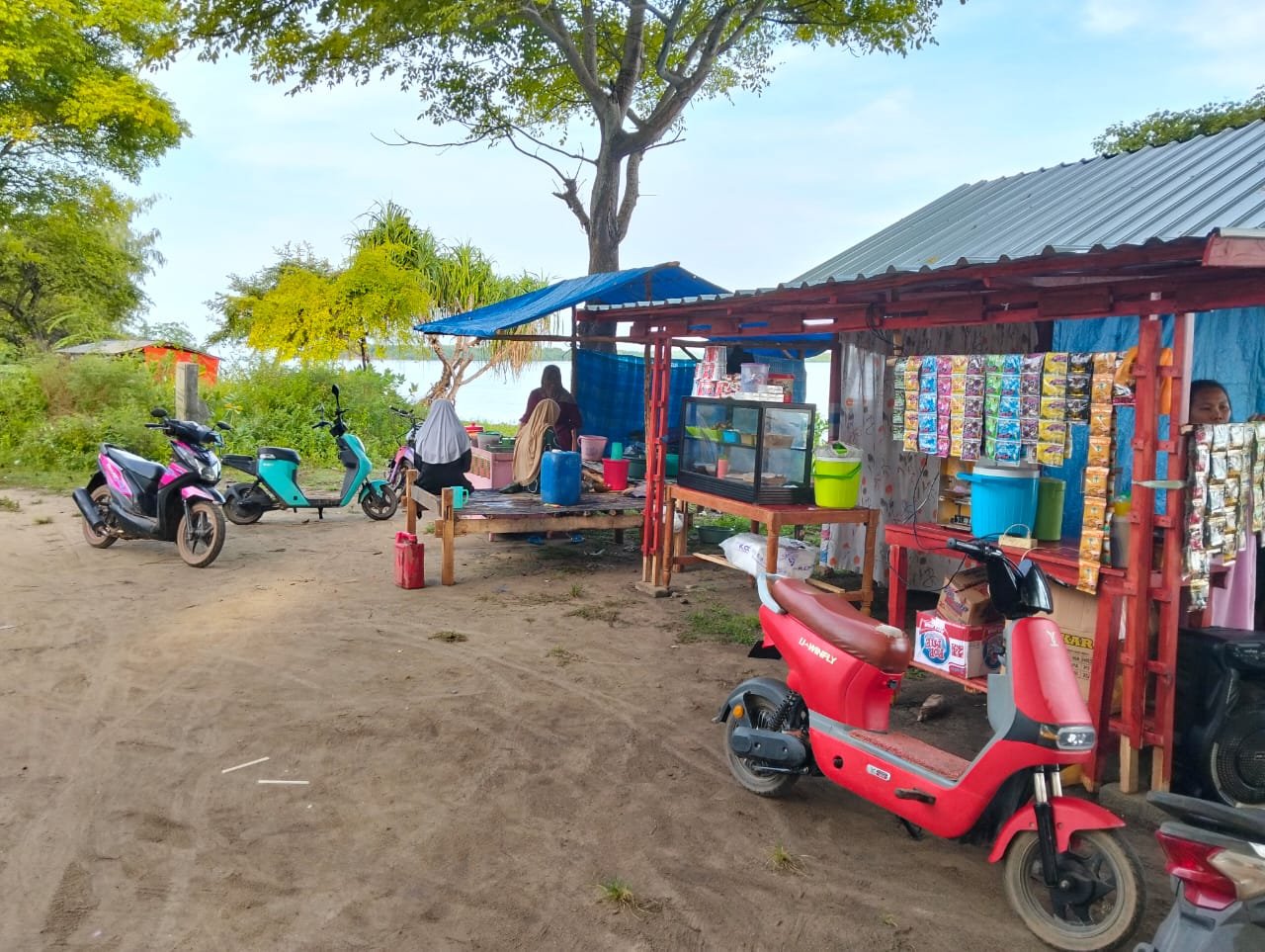Warung "Koperasi Alamanah Menara" Desa Saur Saibus, Siap Berbagi Menu Pada Pengunjung. 1 WhatsApp Image 2025 04 01 at 09.04.21 d4c56eae