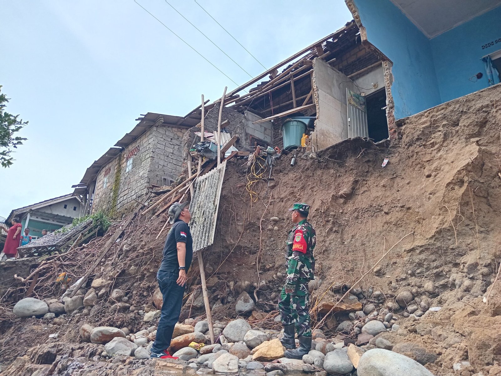Lagi, Tanah Longsor Terjadi di KP Bantargadung Girang 04/03: Warga Harap Pemerintah Segera Bertindak 7 WhatsApp Image 2025 04 14 at 09.52.28 d6efd133 scaled