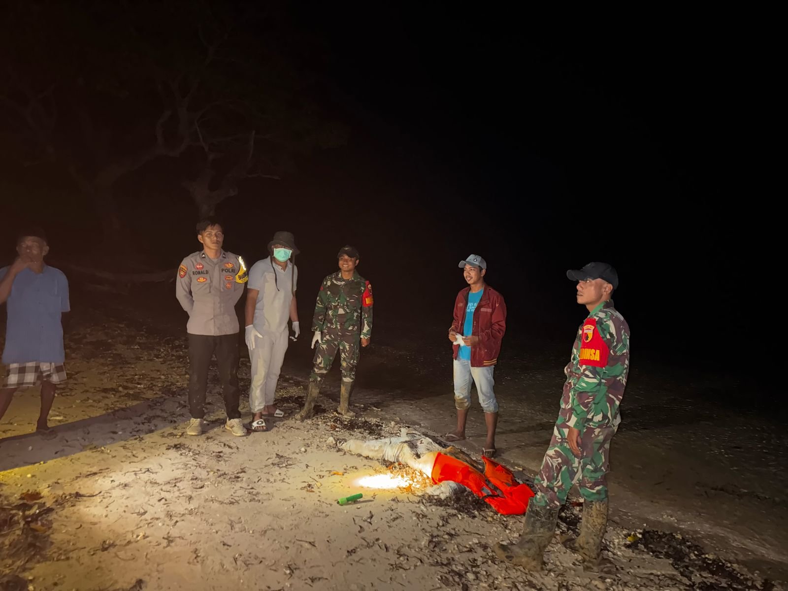 Penemuan Mayat Mr. X di Pesisir Pantai Dusun Setembang, Desa Buddi, Kecamatan Arjasa 1 WhatsApp Image 2025 04 27 at 13.40.57 60e580c8