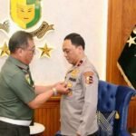 Brigjen Eko Hadi Santoso Terima Pin Kehormatan dari Puspomad: Wujud Apresiasi Sinergi TNI-Polri dalam Pemberantasan Narkoba 2 brigjen eko mendapatkan pin kehormatan dari puspomad 1745986454059 169