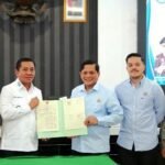 bupati karawang saat melakukan penyerahan penghargaan kepada kejari karawang 1745572875318 169