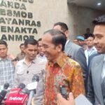 Presiden Jokowi Laporkan 5 Orang atas Tuduhan Ijazah Palsu: Gunakan Pasal Fitnah hingga UU ITE 2 jokowi kemeja batik cokelat rizkydetikcom 1745991430766 169