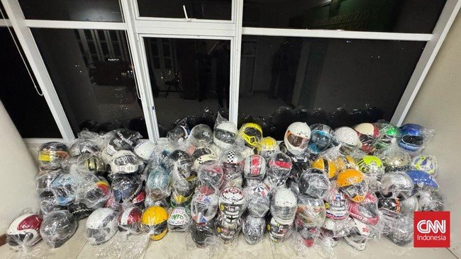 Koleksi Mewah Ary Bakri Disita Kejagung: 130 Helm Premium, Harley-Davidson, Hingga Kapal Mewah 1 kejagung sita 12 sepeda dan 130 helm mewah milik ariyanto bakri 1745396852749 169