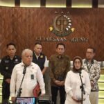 Kejagung Serahkan 10 Bundel Dokumen Kasus Perintangan Penyidikan Tian Bahtiar ke Dewan Pers 2 kejagung dewan pers 1745319724