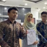 Gugatan terhadap UU TNI Revisi Terus Bertambah, Mahasiswa dan Praktisi Hukum Desak MK Lakukan Uji Materi 2 lima mahasiswa fakultas hukum universitas padjadjaran menyerahkan berkas permohonan uji formal uu tnike mahkamah konstitusi an 1745918442152 169